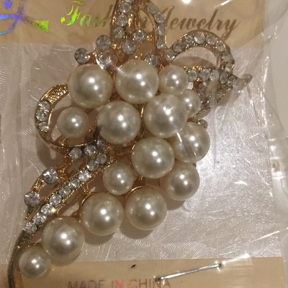 FASHION JEWELRY Women’s Pearl Brooch - Picture 1 of 6